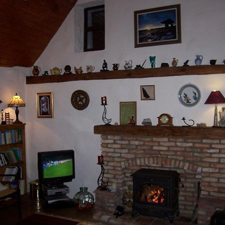 An Caladh Gearr Thatch Cottage Galway Exterior foto