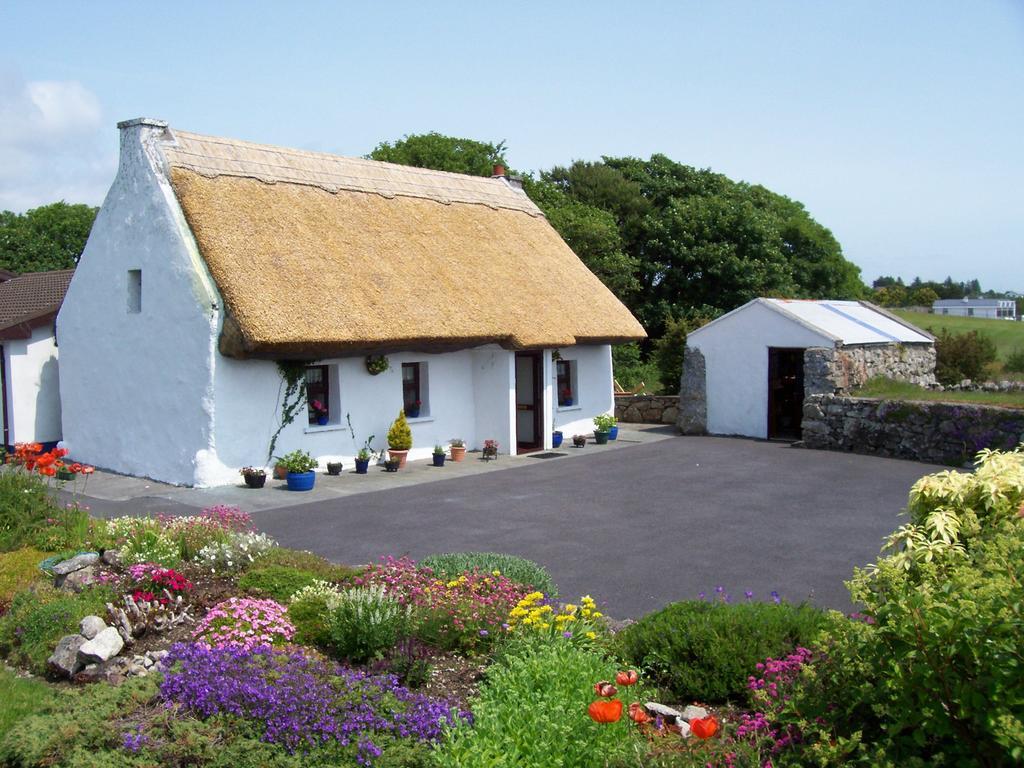 An Caladh Gearr Thatch Cottage Galway Exterior foto